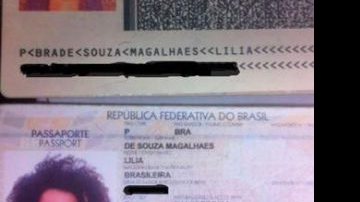 Imagem Jornalista baiana posta passaporte após PF barrar black power