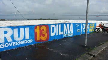 Imagem Leitor denuncia propaganda em balaustrada da Ladeira da Preguiça