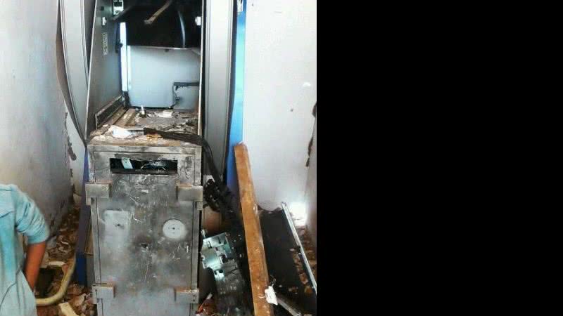Imagem Bandidos explodem caixa eletrônico instalado em rodoviária de Umburanas
