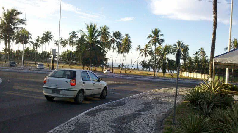 Imagem Mulher perde controle e veículo capota no bairro de Piatã após fugir de assalto