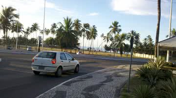 Imagem Mulher perde controle e veículo capota no bairro de Piatã após fugir de assalto