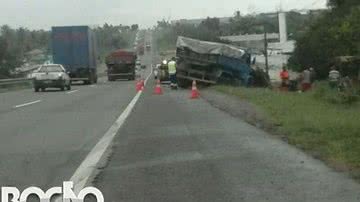 Imagem Caminhão sai da pista e atinge barracas de frutas na BR-324