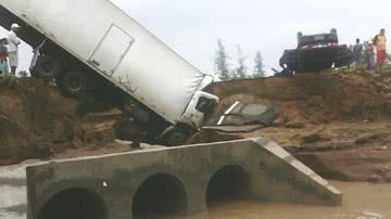 Imagem Duas pessoas morem após cratera abrir em meio de rodovia 