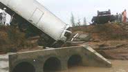 Imagem Duas pessoas morem após cratera abrir em meio de rodovia 