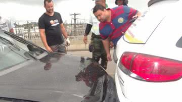 Imagem Carro da Itaipava causa acidente com cinco veículos em viaduto e motorista foge