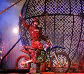 Imagem Le Cirque: motoqueiros se chocam em apresentação no globo da morte