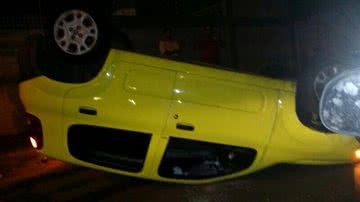 Imagem Carro com quatro jovens capota em Ipitanga 