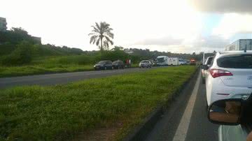 Imagem Acidente entre moto e caminhão provoca engavetamento na BR-324