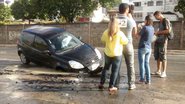 Imagem Carro cai em cratera na Avenida Pinto de Aguiar