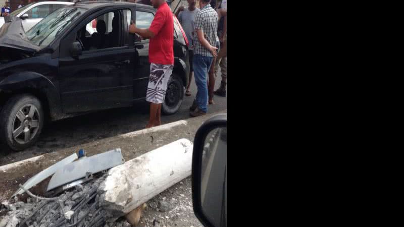 Imagem Motorista perde controle de veículo e derruba poste em Lauro de Freitas