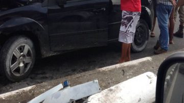 Imagem Motorista perde controle de veículo e derruba poste em Lauro de Freitas