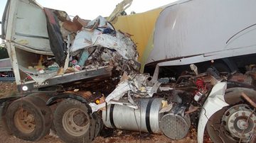 Imagem Carreta e caminhão se chocam e motoristas morrem na BR-020 no interior da Bahia