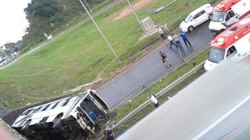 Imagem Após colisão, ônibus despenca de viaduto na BR-324