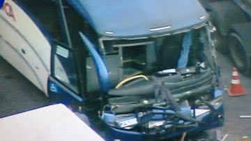 Imagem Motorista fica preso nas ferragens em acidente entre ônibus e caminhão