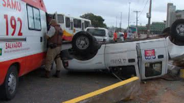 Imagem Carro da Secretaria da Educação capota em Salvador