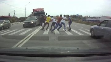 Imagem Vídeo: grupo é atropelado por caminhão na faixa de pedestre