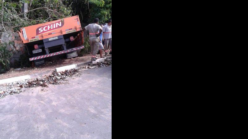 Imagem Caminhão da Schincariol tomba na Estrada do Coco e três ficam feridos