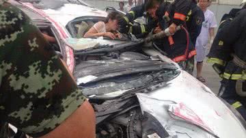 Imagem Carro é esmagado por contêiner e vítimas sobrevivem