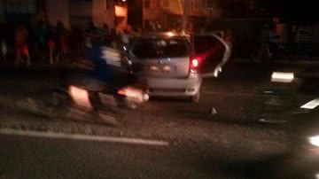 Imagem Acidente entre três veículos deixa carro capotado e trânsito parado na Garibaldi
