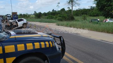 Imagem Itamaraju: acidente envolvendo carro e caminhão deixa dois mortos