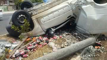 Imagem Motorista derruba poste e capota carro na Luís Eduardo Magalhães
