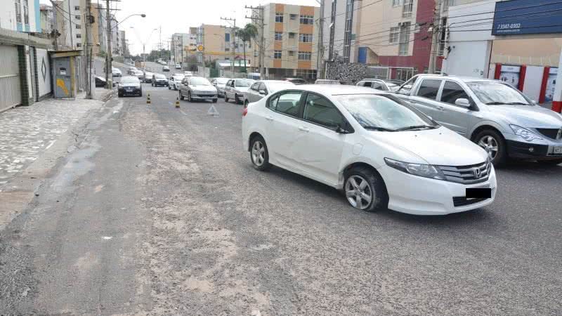 Imagem Mulher perde controle do carro e bate em poste