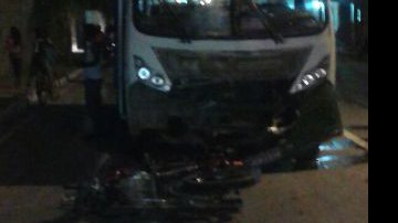 Imagem Motocilcista morre ao colidir com micro-ônibus em Piatã