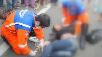 Imagem Mulher briga com marido, sai descontrolada e é atropelada por caminhão