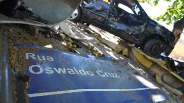 Imagem Uma mulher tem ferimentos graves e carro capota em acidente