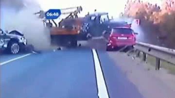 Imagem Cenas chocantes: ultrapassagem entre carro e caminhão termina com morte