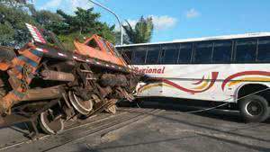 Imagem Vagão de manutenção de trem se choca com ônibus em Camaçari