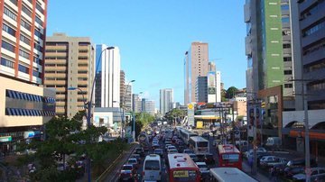 Imagem Duas pessoas ficam feridas após acidente na avenida Tancredo Neves