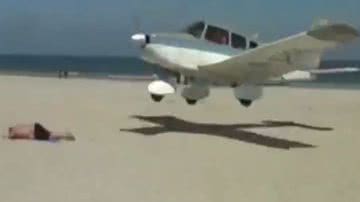 Imagem Assista: banhista quase é atingido por avião que posou em praia