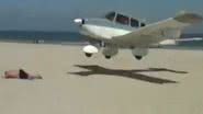 Imagem Assista: banhista quase é atingido por avião que posou em praia