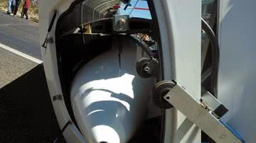 Imagem Carreta bate em avião e deixa um ferido