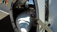 Imagem Carreta bate em avião e deixa um ferido