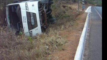 Imagem Mais um acidente envolvendo ônibus deixa feridos e um morto