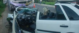 Imagem Morte: homem perde controle do carro e se choca contra ônibus