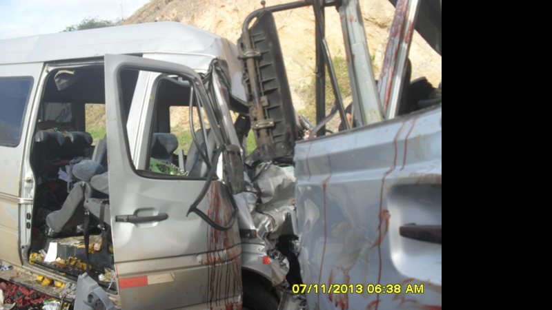 Imagem Van bate de frente com caminhão baú e seis morrem na BR-116