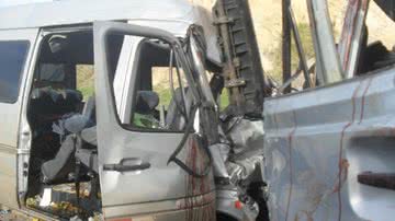 Imagem Van bate de frente com caminhão baú e seis morrem na BR-116
