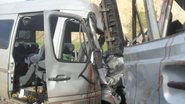 Imagem Van bate de frente com caminhão baú e seis morrem na BR-116