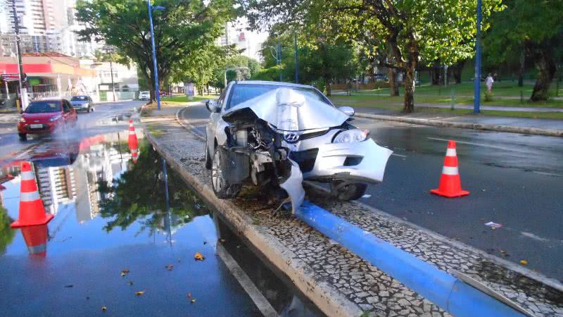 Imagem Feriado: motorista perde a direção e derruba poste