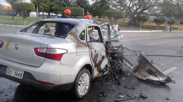Imagem Carro bate, pega fogo e deixa dois feridos na BR-116
