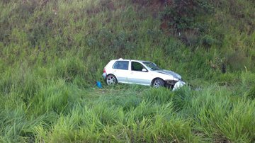 Imagem Homem alcoolizado capota carro na BR 324 e fere passageiro