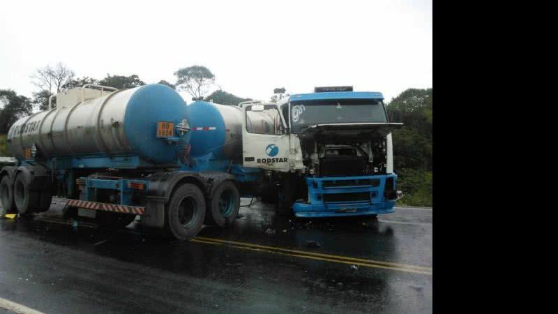 Imagem Batida entre caminhões deixa quatro pessoas feridas na BR-101