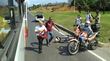 Imagem Moto e carro do governo estadual se batem na Paralela