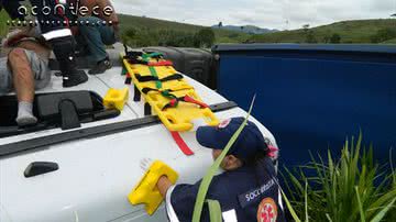 Imagem Carreta tomba e atinge dois carros na BR-101 