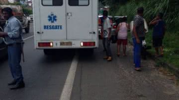 Imagem Pneu fura, moto capota e motoboy fica gravemente ferido na BR-324