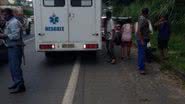 Imagem Pneu fura, moto capota e motoboy fica gravemente ferido na BR-324