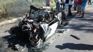 Imagem Três morrem carbonizados após colisão entre ambulância e caminhão